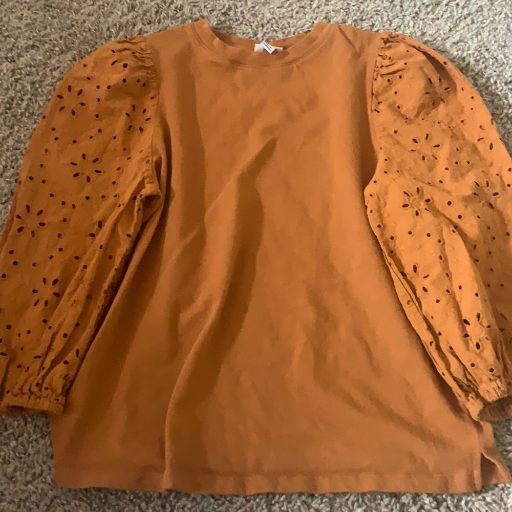 Blouse with flower details and puffy sleeves